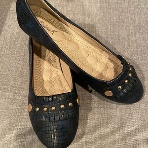 Victoria K navy ballet flats! Like new!